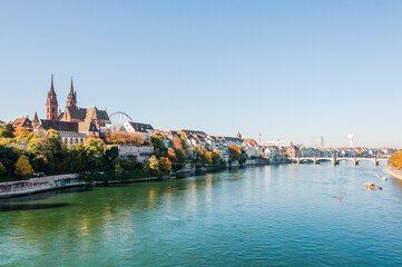 Obraz premium Basel, Münster, Altstadt, Pfalz, Rhein, Fähre, Rheinbrücke, Grossbasel, Kleinbasel, Kirche, Altstadthäuser, Rheinufer, Herbst, Herbstmesse, Basel-Stadt, Schweiz