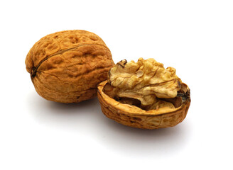 1 noix entière et 1 cerneau de noix dans sa coquille isolés sur fond blanc
