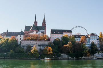 Basel, Münster, Kirche, Pfalz, Rhein, Rheinfähre, Fähre, Rheinufer, Grossbasel, Altstadt, Stadt, Herbst, Herbstmesse, Riesenrad, Altstadthäuser, Basel-Stadt, Herbstsonne, Herbstfarben, Schweiz