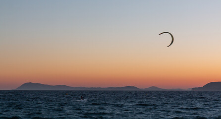 Kitesurf au coucher du soleil