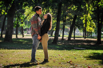 Obraz premium Cheerful and romantic couple hugging and enjoying in in love