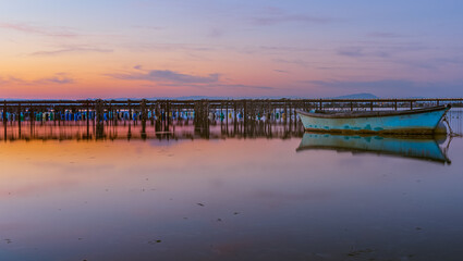 Obraz premium Vue d'un coucher de soleil sur les parcs à moules d'un étang de la Camargue, réserve naturelle protégée 