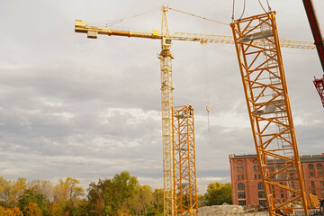 Installation of a lattice boom crane on the construction site © BabettsBildergalerie