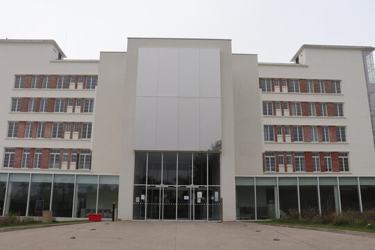 Ancien hôpital sanatorium Sabourin construit dans les années 1930, devenu école normale supérieur d'architecture, vue de l'exterieur, ville de Clermont Ferrand, departement du Puy de Dome, France