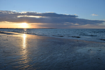 Obraz premium Gold cost beach sunset