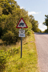 Un panneau routier invitant les automobilistes à faire attention à la présence de grenouilles.