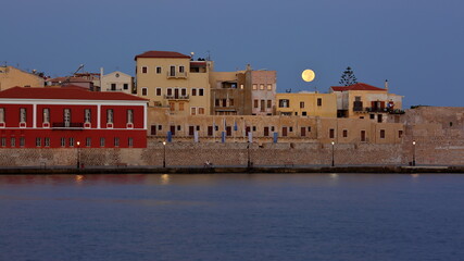 Fototapeta na wymiar view of the old town in Chania, Crete, full moon early morning