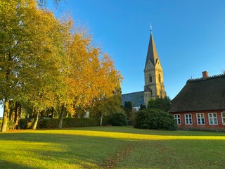 Süderbrarup Kirche und Pastorat im Herbst