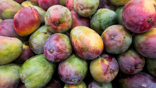 Mercado Agr&iacute;cola: Diversidade de Frutas e Verduras Frescas. Frutas no supermercado. Verduras na feira