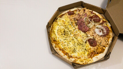 Pizza em fundo isolado. Pizza deliciosa. Imagem de uma deliciosa pizza com recheio generoso, destacando uma crosta dourada e crocante. O fundo isolado realça as cores vibrantes dos ingredientes