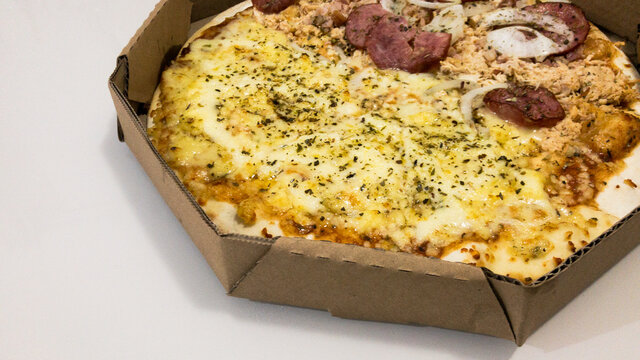 Pizza em fundo isolado. Pizza deliciosa. Imagem de uma deliciosa pizza com recheio generoso, destacando uma crosta dourada e crocante. O fundo isolado real&ccedil;a as cores vibrantes dos ingredientes