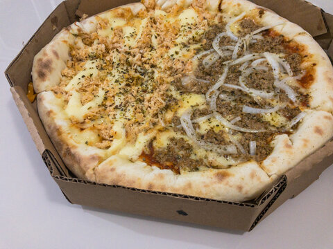 Pizza em fundo isolado. Pizza deliciosa. Imagem de uma deliciosa pizza com recheio generoso, destacando uma crosta dourada e crocante. O fundo isolado real&ccedil;a as cores vibrantes dos ingredientes