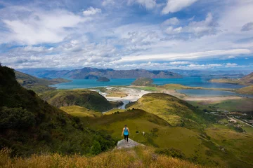 Crédence de cuisine en plexiglas Aoraki/Mount Cook Vue arrière d& 39 une femme randonneuse dans le parc national Aoraki Mount Cook Gammack en Nouvelle-Zélande