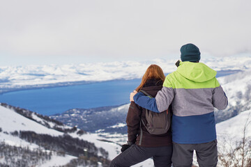 Fototapeta premium Pareja contemplando la montaña
