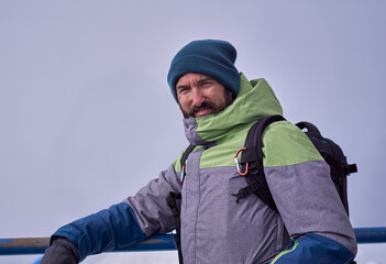 retrato de hombre con vestimenta de nieve