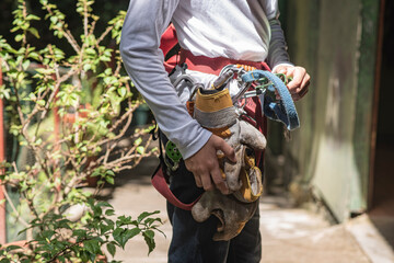 Medio cuerpo de un adolescente con equipo de seguridad para utilizar en un canopy 