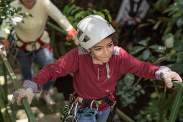 Niño con equipo de protección listo para lanzarse en un canopy en costa rica