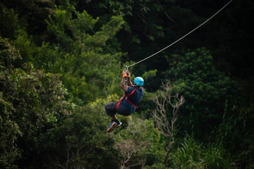 Hombre afroamericano en un canopy en la selva de Costa Rica