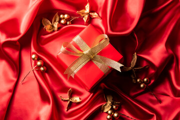 クリスマスプレゼント　赤　サテン