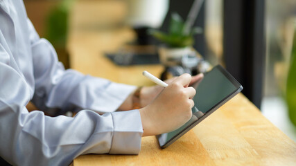 Close-up Businesswoman using stylus pen to drawing her business ideas on tablet computer