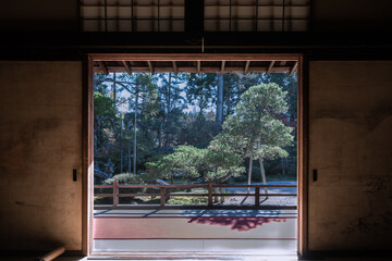 借景の窓から覗く日本庭園