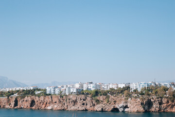 Obraz premium Panoramic views of Antalya Rocks and the Mediterranean coast from the sea.