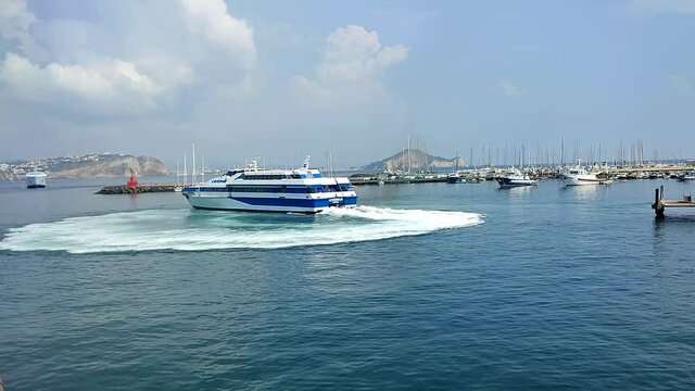 Procida - Aliscafo in manovra per uscire dal porto