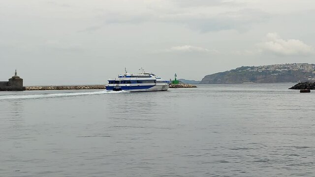 Procida - Aliscafo in uscita dal porto