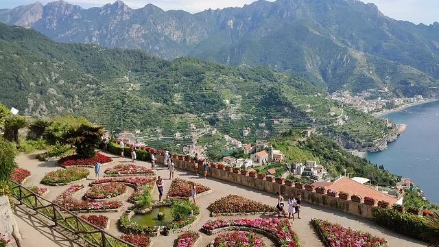 Ravello - Panoramica del giardino fiorito dal belvedere di Villa Rufolo