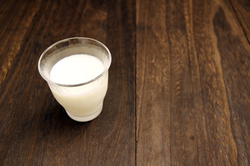 木製テーブルに置かれた牛乳