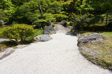京都 新緑の季節の銀閣寺の美しい日本庭園の景色