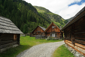 Fototapeta premium Blick durch ein Bergdorf im Hinteren Göriachtal im Salzburger Lungau