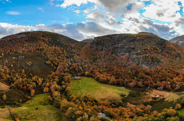 Naklejka premium Forests in the Espinosa mountains in autumn with the drone.