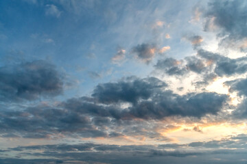 Fototapeta na wymiar Ciel nuageux au coucher de soleil