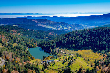 Le lac des Truites dans les Vosges avec en fond la Forêt-Noire, le Jura et les Alpes. - obrazy, fototapety, plakaty