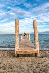 Fototapeta premium Ponton en bois sur la célèbre et magnifique plage de sable de Pampelonne à Saint Tropez sur la Côte d'Azur en France