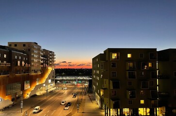 Colores de un amanecer urbano entre edificios y calle