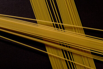 Spaghetti croisés sur fond noir