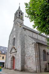 Fototapeta na wymiar Fouesnant. Façade de l'église Saint-Pierre et Saint-Paul. sous ciel blanc. Finistère. Bretagne