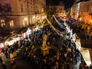 Obraz premium Lviv, Ukraine - January 3, 2021: aerial view of christmas city center with crowd of people