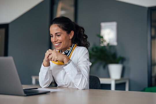 Adult woman, coordinating with her work team.