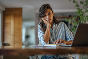 Obraz premium Adult woman, trying to fix problems in her code.