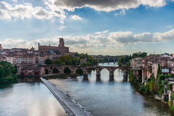 Obraz premium The Tarn and its banks, from the Pont Neuf in Albi, in the Tarn, in Occitanie, France