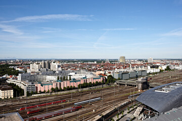 Skyline München mit Zügen