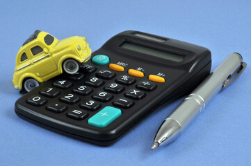 Concept d'estimation du prix d'un véhicule avec une petite voiture sur une calculatrice à côté...