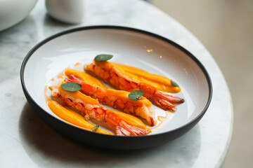 Roasted shrimps with fresh mango