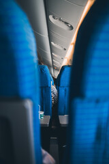 飛行機と窓と太陽