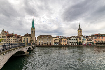 Fototapeta na wymiar Zürich Schweiz alte Bauten und Stadtbild