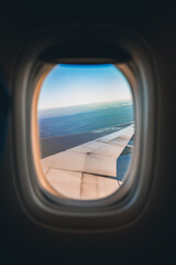 飛行機と窓と太陽