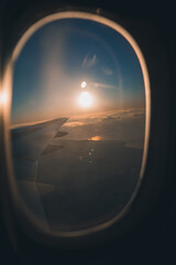 飛行機と窓と太陽